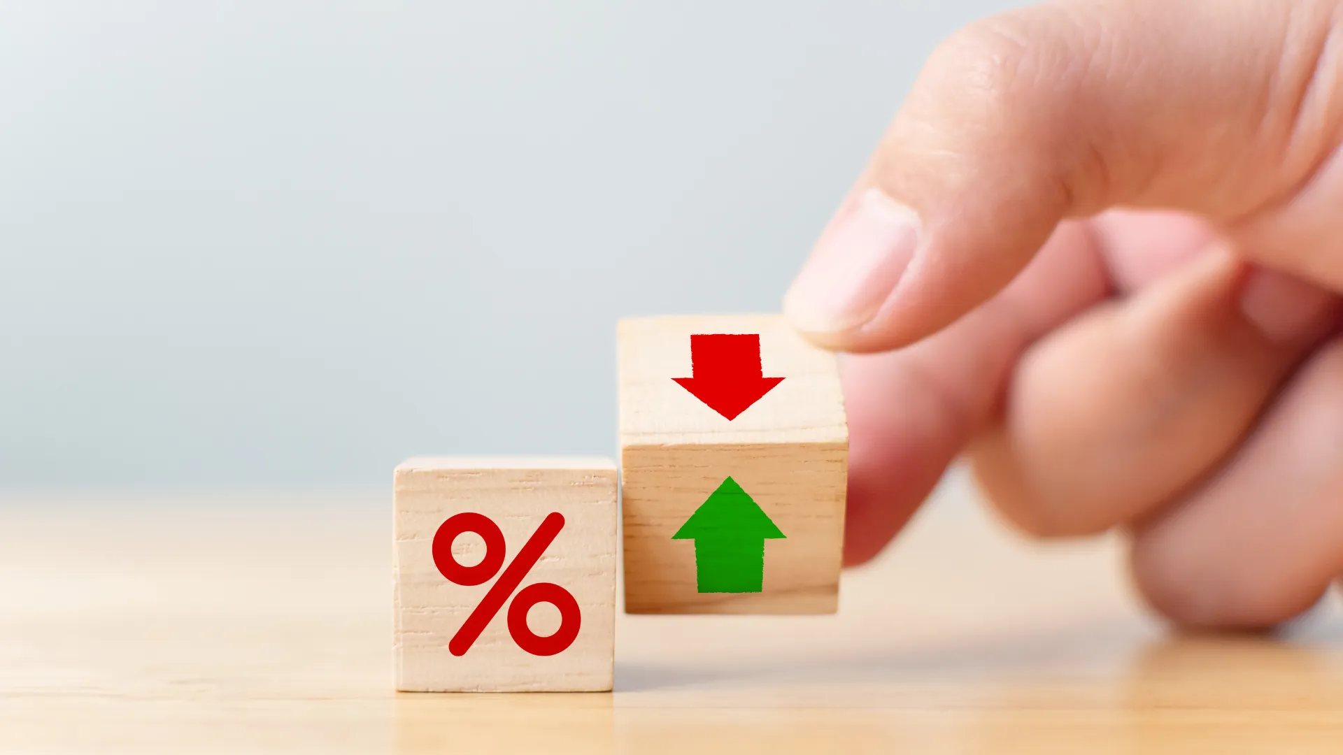 Juros em Queda em 2026: O Que Muda para Quem Investe (e o Que Revisar na Carteira Agora)
